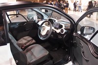超小型EVのインテリア。乗車定員は2人となっている。