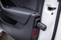 フロントドアトリムのアームレスト部分に、専用の折り畳み傘を収納するスペースが用意されているのも新型「パサート」の特徴だ。