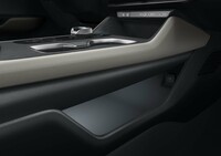 センターコンソールは上下2段式のブリッジ構造に。下部には12V電源などが用意される。