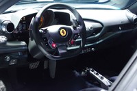 「488GTB」よりもひとまわり小さなサイズのステアリングホイールが採用されたコックピット。