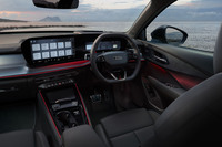 「Q3」の運転席。11.9インチスクリーンの「バーチャルコックピットプラス」と12.8インチの「MMIタッチディスプレイ」で構成される「MMIパノラマディスプレイ」を採用。