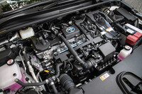 ハイブリッド車には「プリウス」などでおなじみの、1.8リッターガソリンエンジンにモーターを組み合わせた「THS II」が搭載される。システム総合出力は122ps。