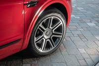 試乗車にはオプションの21インチアロイ・ホイールと285/45R21サイズの「ピレリ・スコーピオン ヴェルデ」タイヤが装着されていた。