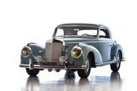 ハンドビルドで生産された極めてぜいたくなクーペ「300 S」が1951年に誕生。メルセデス・ベンツにおける、現代にまで続くラグジュアリークーペの歴史が始まった。