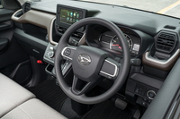 「X」「L」にはオプションでもアダプティブクルーズコントロールが装着できず、右のステアリングスポークはツルツルだ。ステアリングロックがなくなったため、エンジンオフ時でも据え切りができる（重ステになる）。