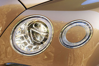 丸型4灯のLEDヘッドライトからなるフロントデザインは、まごうことなきベントレー。外側ランプの中央部（ボディー同色部）にウオッシャーが隠れている。