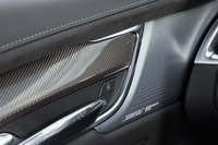 充実した装備も「XT6」の特徴。トライゾーンオートエアコンディショナーや、14基のスピーカーからなるBOSEパフォーマンスシリーズのサラウンドサウンドシステムが全車に搭載される。