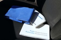 たとえシンプルなモデルでも説明書が分厚いのは、製造物の安全性にセンシティブな昨今を反映している。ラジオの説明書もそれと比肩するくらい厚い。