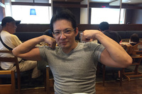 マフラー作りの腕を認められ、ガッツボーズをキメる岡田ピー。