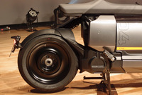 BMWから新型二輪モデル「CE 04」登場　航続距離130kmを実現した電動スクーターの画像