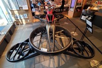 ローターはメインが2つで、サブが4つ。ヘリコプターのように動力停止時のオートローテーション（グライダーのように滑空すること）能力がないため、安全性を確保するためにもマルチローター化は必須になる。写真は機体を真後ろから見た様子。