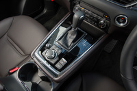 トランスミッションはトルコン式の6段AT。シフトパドルの設定はなく、手動変速についてはレバー式のシフトセレクターのみで操作する。