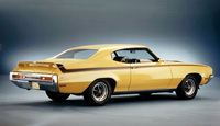 ストライプやリアスポイラーを備えたマッスルカーの例。標準で350PSを発生する455立方インチ（7.4リッター）のV8を積んだ、高級ブランドのマッスルカーである1970年「ビュイックGSX」。