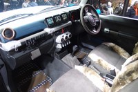 「ジムニー サバイブ」のインテリア。追加されたメーター類（ダミー）や多目的用途のカラビナ、サイドサポートにファーをあしらったシートなどがワイルドなムードをかもし出す。