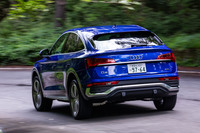 「Q5スポーツバック」のパワートレインは全車、ディーゼルエンジンと「AWDクラッチ」付き4WDシステム「クワトロ」の組み合わせとなる。低負荷時には前輪にのみトルクを配分するほか、エンジンを完全停止し惰力走行を行うコースティング機能も備わっている。