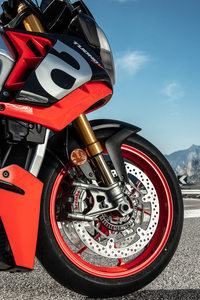 アプリリアから「トゥオーノV4ファクトリー」登場　スーパースポーツ由来の高性能モデルの画像