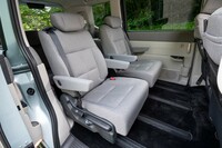 2列目はキャプテンシートで、左右にアームレストを完備。最大865mmの前後スライド機構を備えている。