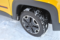 タイヤサイズは215/60R17。テスト車にはグッドイヤーのスタッドレスタイヤが装着されていた。