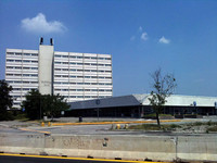 一角に残された旧店舗と併設のホテル。長い間、お疲れさまでした！