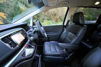 「オデッセイ アブソルート EX」の室内。テスト車はオプションの本革シート（21万円）が装着されていた。