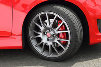 足まわりは、専用の17インチアロイホイール、強化ブレーキ、強化サスペンションでチューンされる。