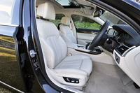 新型「7シリーズ」では全モデルで「エクスクルーシブ・ナッパ・レザー・インテリア」が標準。試乗車の内装色は「アイボリー・ホワイト」。