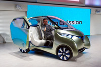 カルロス・ゴーン社長兼CEO。コンセプトモデル「PIVO3」の運転席でご満悦の様子。