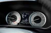 「キャスト アクティバ」のメーター。文字盤の色は、「アクティバ」ではシルバー、「スタイル」ではブラック、「スポーツ」ではレッドと、モデルによって異なっている。