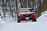 林道を閉鎖したテストコースを行く「アテンザ」（4WD）。多彩なアンジュレーションは自然の道ならでは。人工的に整備するテストコースでは、なかなかこういう起伏は再現できないだろう。