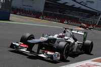 予選7位と好位置からスタートしたザウバーの小林可夢偉。出だしで4位まで順位を上げさらなる飛躍が期待されたが、20周目にブルーノ・セナと、34周目にはフェリッペ・マッサと接触。後者の責任をスチュワードに問われ、次のイギリスGPでは5グリッド降格というペナルティーが科されることになった。（Photo=Sauber）