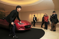 2015年3月に実施された試乗会において、会場となったホテルのロビーで「ロードスター」のデザインについて説明する中山氏。
    