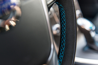 ステアリングホイールは本革とヌバックの専用品。