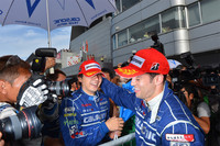 勝利を喜ぶ、No.12 カルソニックIMPUL GT-Rの松田次生（写真左）とJ.P・デ・オリベイラ（写真右）。