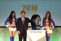 日本グッドイヤーの谷川光照社長（左から2番目）は、新商品を「地球環境にも優しく、お財布にも優しいタイヤ」と紹介した。
