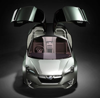 エクステリアは、広々としたグラスエリアと上に跳ね上がるガルウイングドアが特徴。