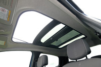 「トゥインゴ クープ・デ・ザルプ」には、ベースモデル（トゥインゴGT）と同様に、グラスルーフが備わる。後ろ半分はハメ込みだが、前半分は電動でチルト＆スライドできる。挟み込み防止機能付き。