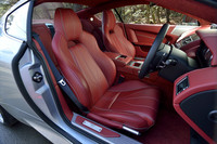 右ハンドル車ながら、サイドブレーキは運転席の右側に置かれる。リアシートもあり、乗車定員は4名となっている。