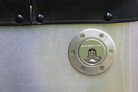 「CATERHAM」の文字があしらわれたフューエルキャップ。古い英国車によく見られた、キー（イグニッションキーとは別に用意されている）を差して取り外すタイプだ。
    