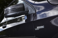 オプションのカーボンファイバードアミラー。フロントのフェンダーパネルには、「AMG」と「TURBO」のロゴが。
    