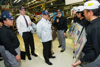 ラインオフ式の後、栃木工場内を視察するゴーンCEO。
    