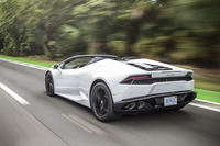 ディフューザーがリアビューをスポーティーに引き締める。