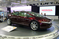 会場には、2005年の東京モーターショーに展示された燃料電池自動車「FCXコンセプト」の姿も。