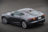 6段MT車は、日本では380psのV6エンジンを搭載する「Fタイプ S クーペ」に限ってラインナップされている。