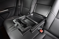 後部の中央席背もたれは、収納付きのアームレストとしても利用できる。
    