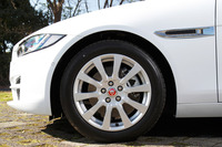 「ピュア」グレードの足元の仕様は、205/55R17サイズのタイヤと17インチアロイホイールの組み合わせ。オプションで、他グレード用の18インチ、19インチのタイヤとホイールを選ぶこともできる。