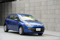 シルエットこそ「グランデプント」に似ているものの、前後のバンパーやリアのコンビランプなどは変更、表情が新しいものになった。