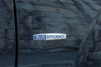 前ホイールアーチの後ろに装着されるブルーエフィシェンシーバッジ。