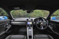 インテリアの様子。7インチのマルチタッチディスプレイや150Wのオーディオシステムが標準で備わる。