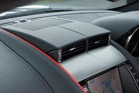 スターターボタンを押し、イグニッションがONになると、エアコン吹き出し口がせり上がる。