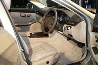 レザーシートは、「E350」（ガソリン）以上のグレードで標準装備となる。「E350 ブルーテック」は“レザーツイン”と呼ばれる、ファブリックと人工皮革を組み合わせたタイプとなる。